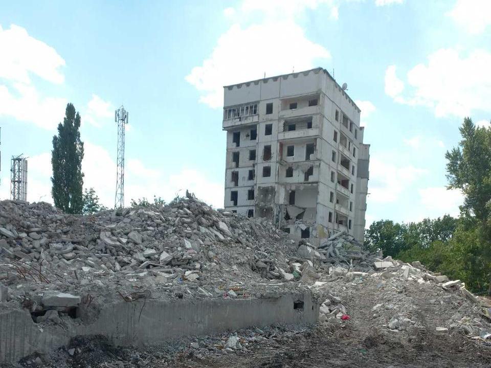 Зображення до:  У Харкові знесли дві зруйновані обстрілами багатоповерхівки 