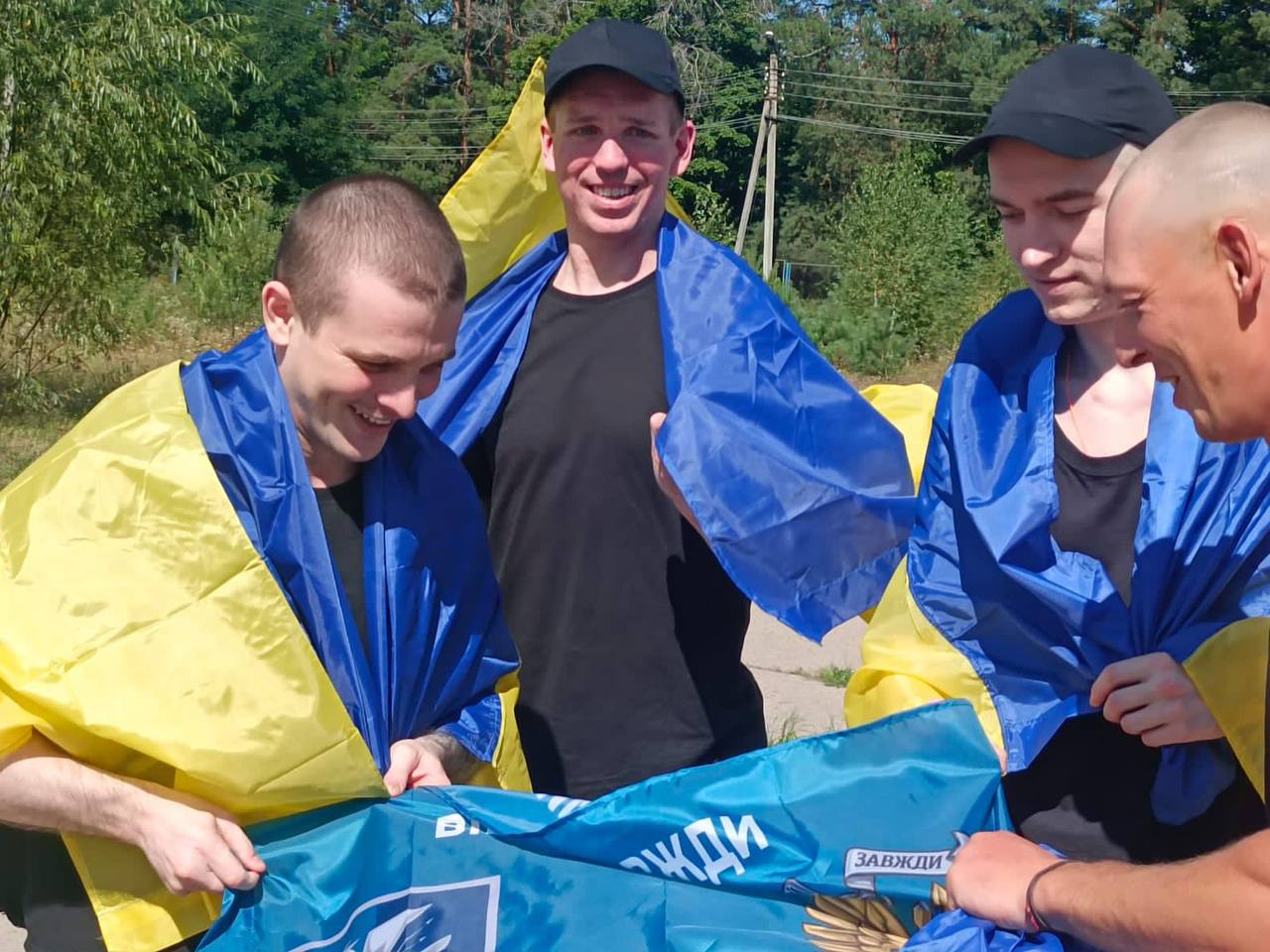 Зображення до:  Україна повернула з російського полону 84 людини: частину з них тримали у неволі понад 10 років
