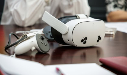 VR-окуляри на столі