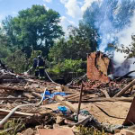 Знищений вогнем будинок у Рубіжному після російського обстрілу, 27 серпня 2025. Фото: ДСНС Харківщини