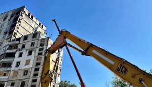 Зображення до посту: У Харкові демонтують частину багатоповерхівки на Біблика, пошкоджену рік тому