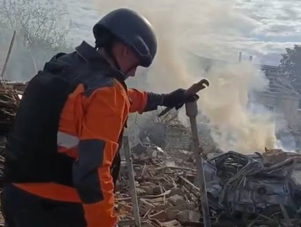 Російськими обстрілами в Ізюмі зруйнувало газопроводи 15 будинків, 29 серпня 2025. Фото: Харківська філія «Газмережі»