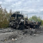 Транспорт знищений російськими дронами на трасі «Ізюм-Слов’янськ», 5 вересня 2025. Фото: Максим Стрельник/Facebook