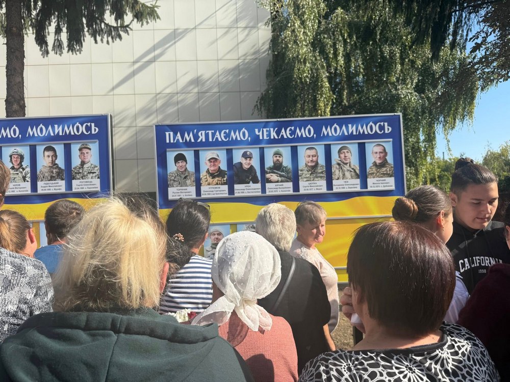 Зображення до:  У Краснокутській громаді відкрили Алею надії з фото зниклих безвісти військових