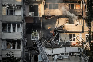 Зображення до посту: Обстріл Києва: в ураженій 9-поверхівці загасили пожежу