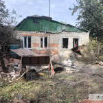 У селищі Слатине внаслідок російського обстрілу з РСЗВ пошкодило два приватні будинки. Фото: Дергачівська МВА