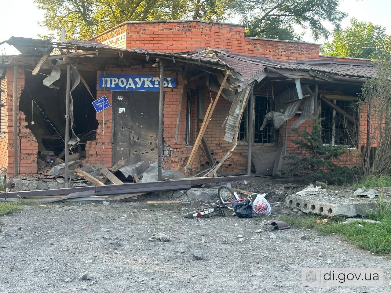Магазин у Слатиному, куди влучив російський снаряд, 31 серпня 2025. Фото: Дергачівська МВА