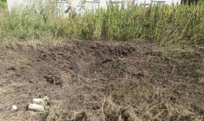 Вирва на приватному подвір'ї у Слатиному після влучання російського снаряду, 2 вересня 2025. Фото: Дергачівська МВА