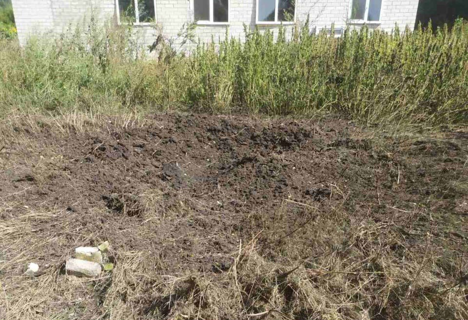 Вирва на приватному подвір'ї у Слатиному після влучання російського снаряду, 2 вересня 2025. Фото: Дергачівська МВА