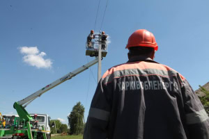 Зображення до посту: На Чугуївщині після атаки рф повернули світло для трьох тисяч споживачів