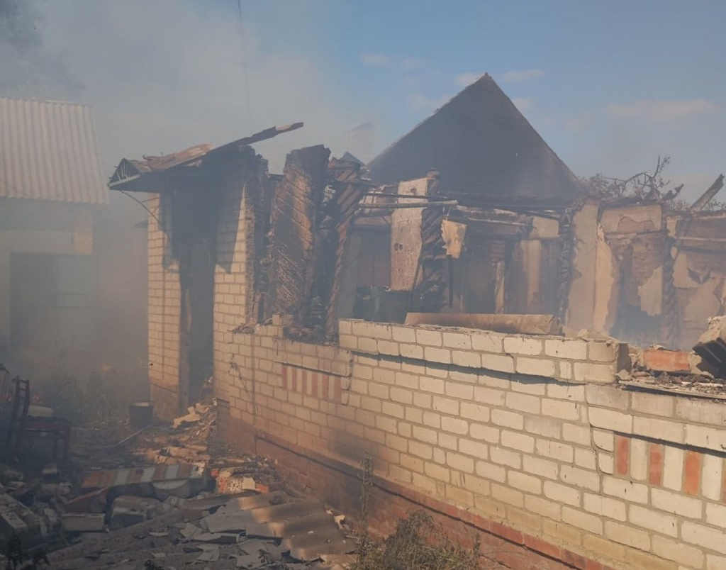 Будинок у Козачій Лопані, який зруйнувало внаслідок детонації російського дрона, 4 вересня 2025. Фото: Дергачівська МВА