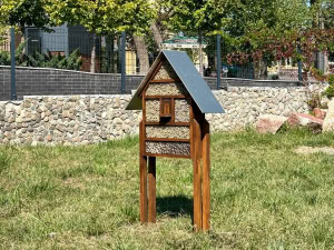 Зображення до посту: У Харківському зоопарку облаштували «готель» для диких комах