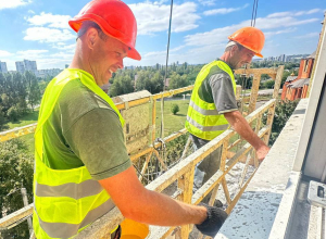 Зображення до посту: У Харкові на вулиці Кричевського відновлюють будинок, пошкоджений внаслідок обстрілу