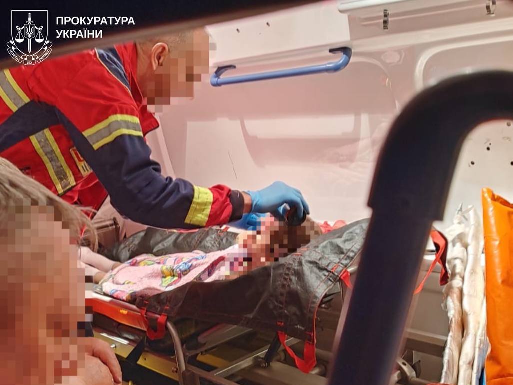 Медики надають допомогу дитині, постраждалій від обстрілу Куп'янська 7 вересня 2025