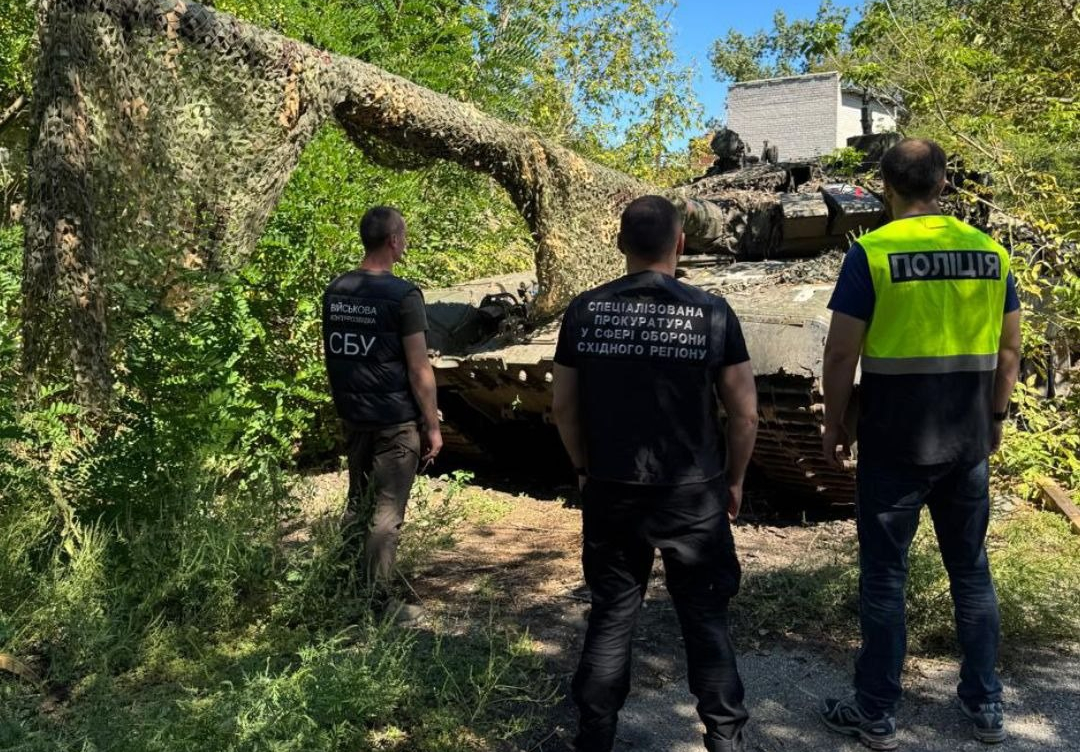 Зображення до:  Поліцейські Харківщини знайшли два російські танки та передали їх ЗСУ