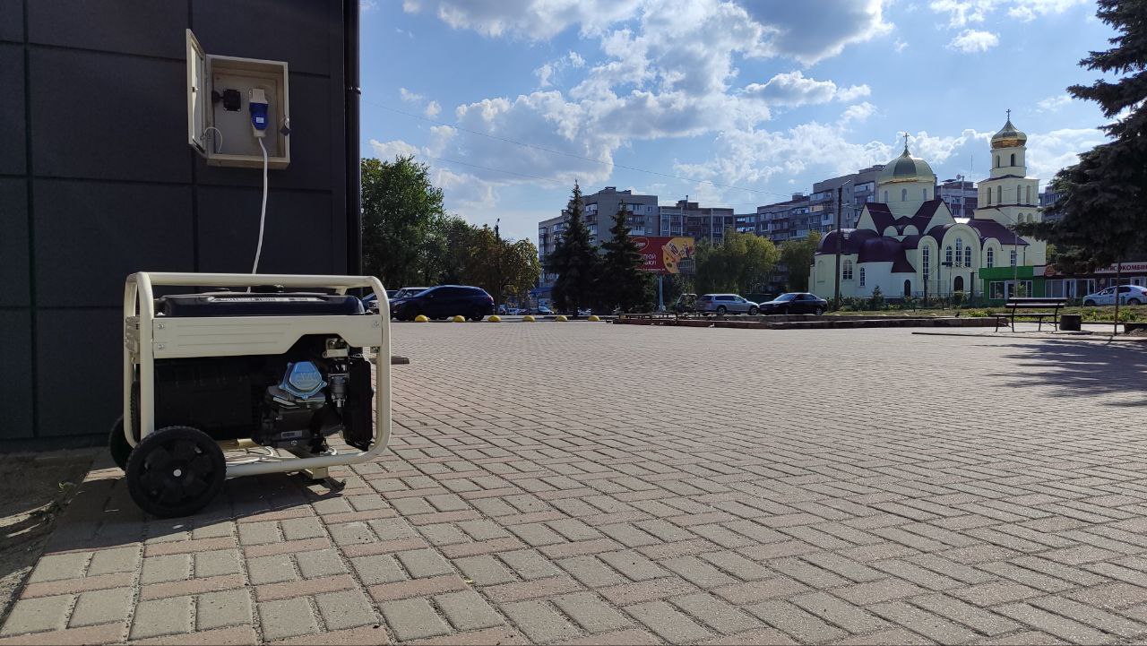 У більшій частині Лозової стабільного електропостачання не було майже тиждень після дронової атаки 4 вересня 2025 року. електропоста