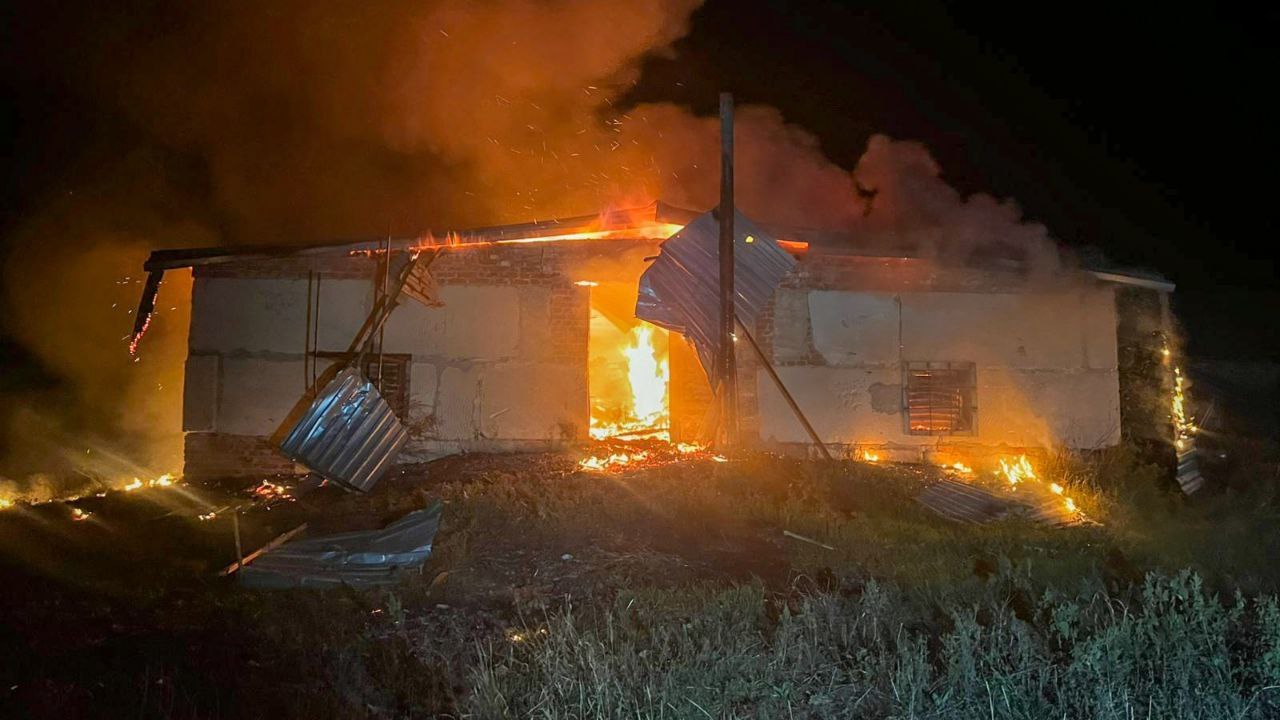 Зображення до:  Російська армія атакувала Великий Бурлук, спалахнула пожежа на складі