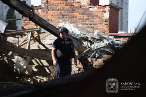 Зображення до посту: Російський дрон ударив у будівлю поруч з ринком у Харкові: пожежу локалізували