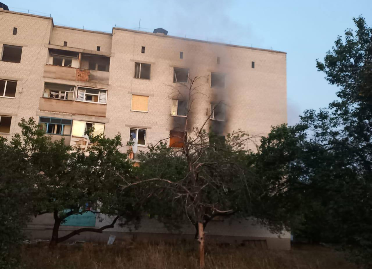 Через атаку російського дрона у Боровій горіла квартира, 23 вересня 2025. Фото: Борівська селищна рада