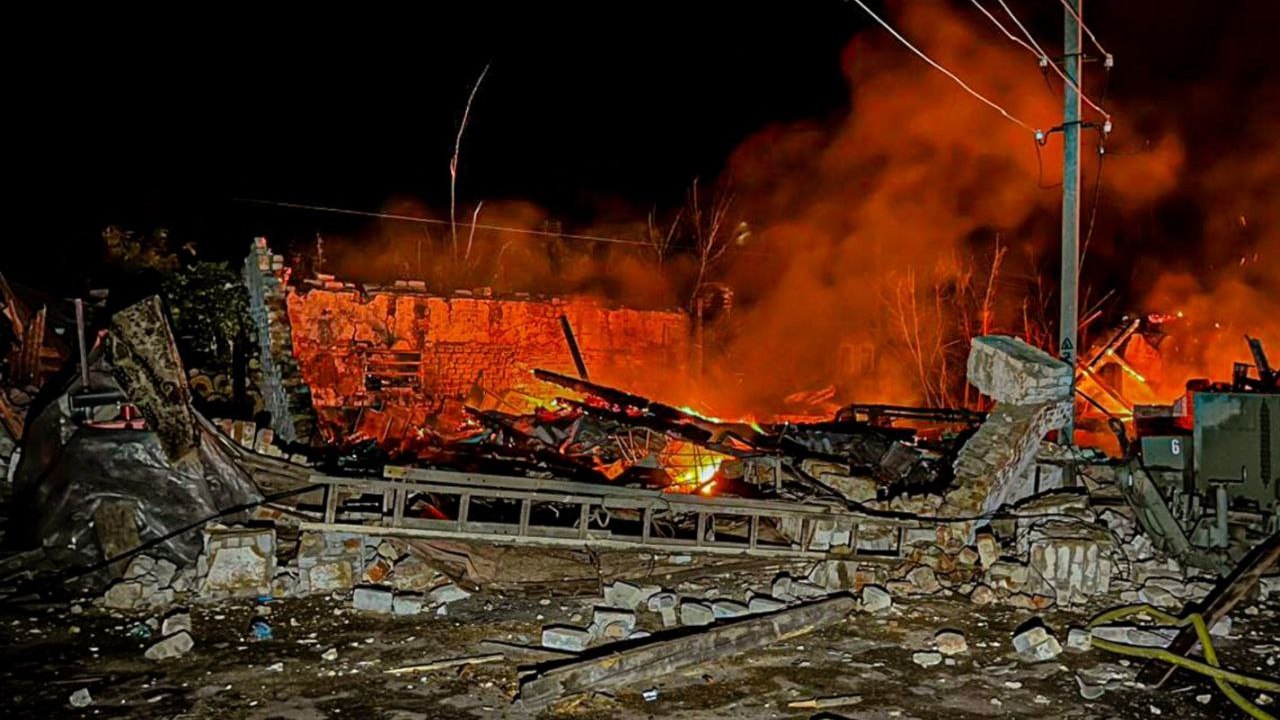 Зображення до:  У Приколотному через дронову атаку загинув 59-річний чоловік, спалахнула пожежа