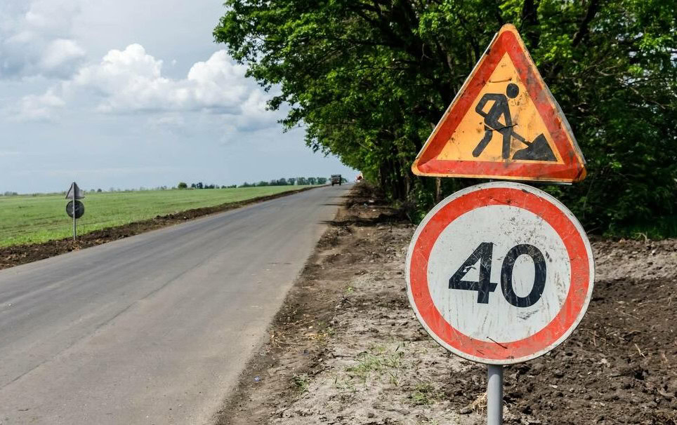 Зображення до:  Під удар у Хотімлі на Харківщині потрапили дорожники та місцева жителька
