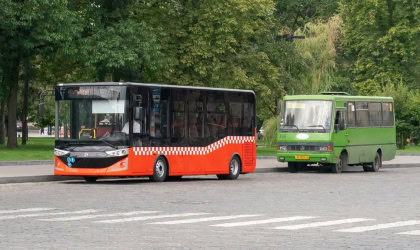 Автобуси біля скверу