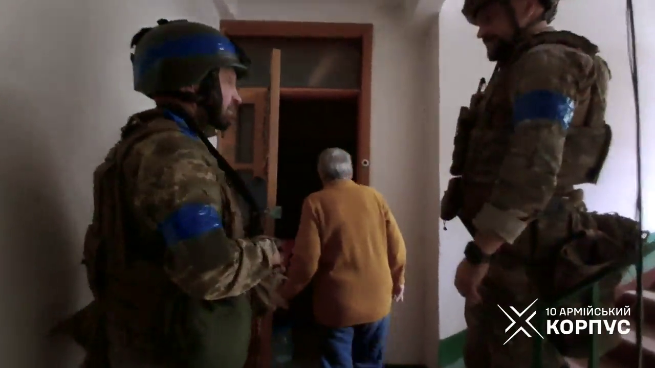 Зображення до:  Зруйнований Куп’янськ: військові показали, як вмовляють жителів евакуюватися з міста