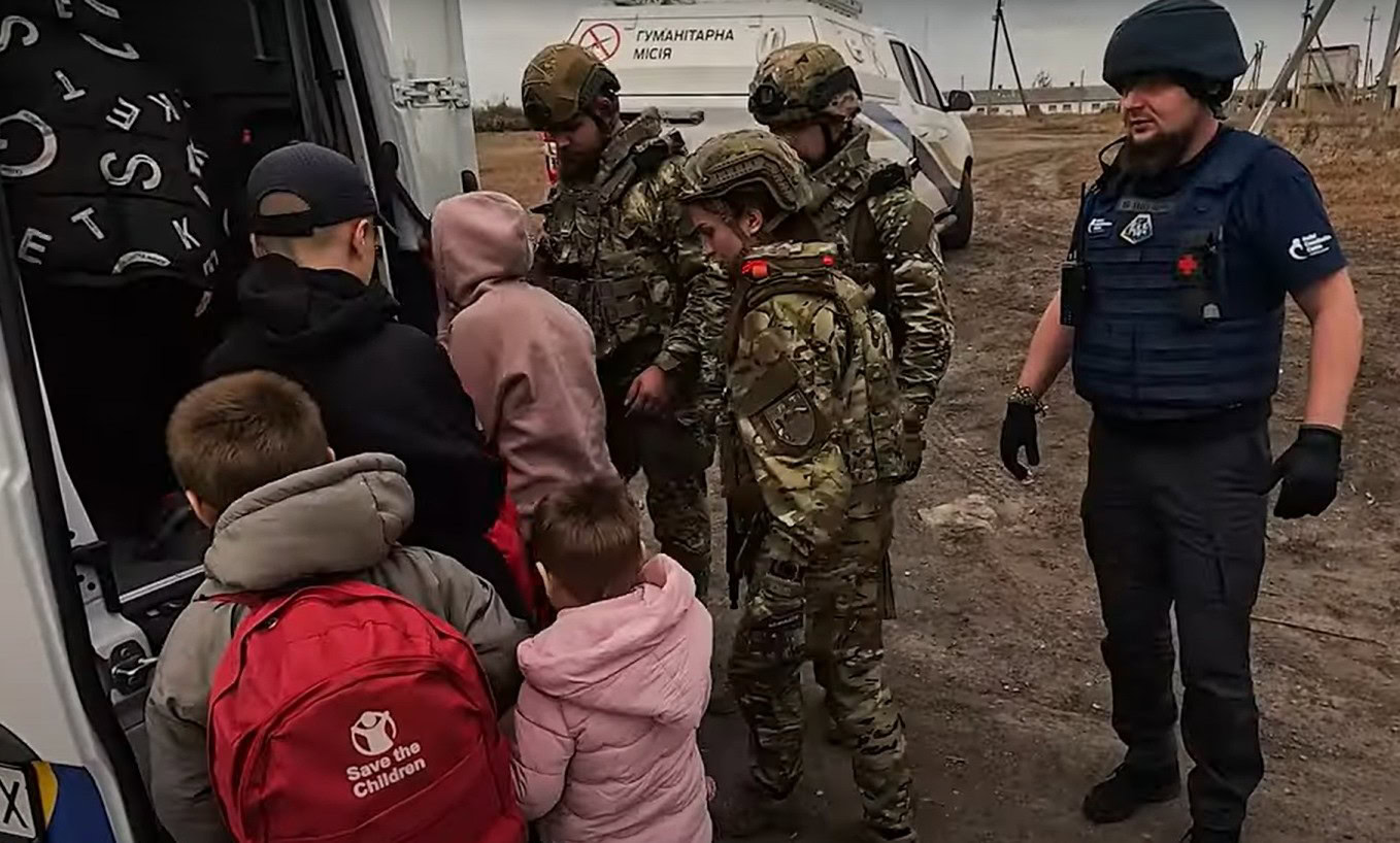 8 жовтня правоохоронці та команда «Координаційного Гуманітарного Центру» евакуювали з Куп'янщини родину з шістьма дітьми. Джерело: Скріншот з відео поліції Харківщини