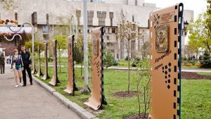 Зображення до посту: У саду Шевченка прибрали стенди з відбитками долонь учасників «Харківського бузку»