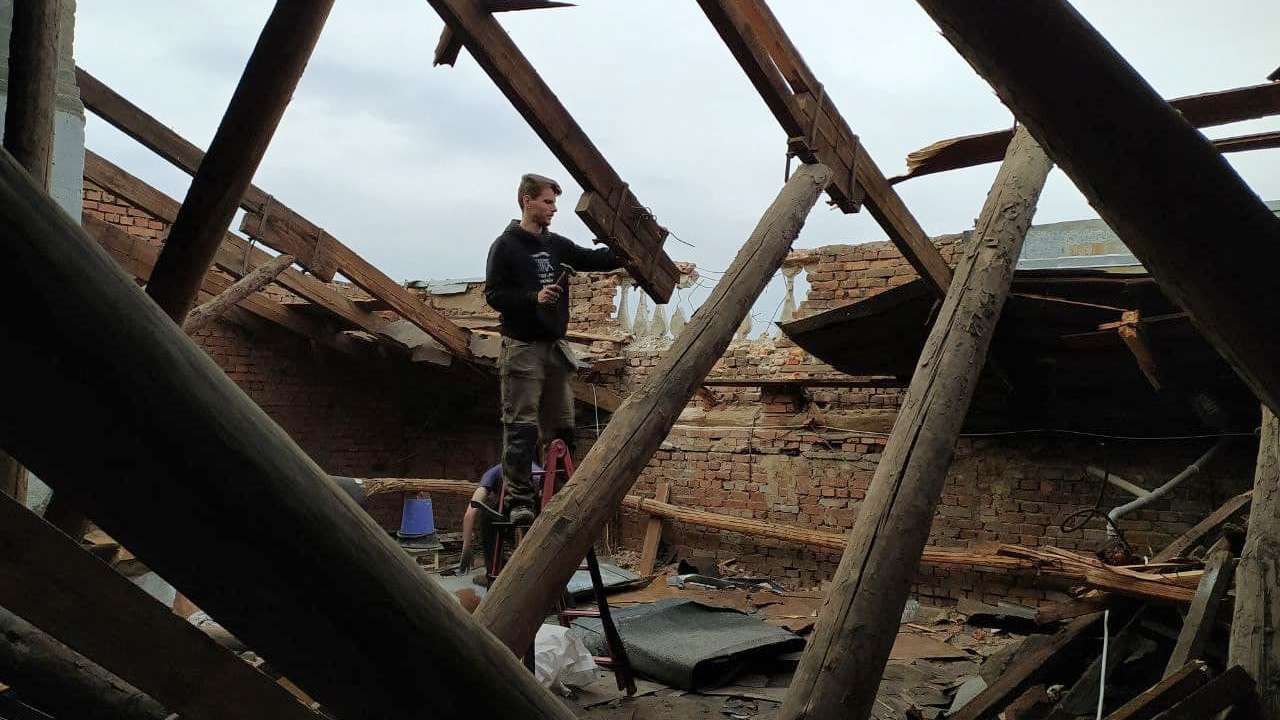 Відновлення пошкодженої будівлі на Харківщині