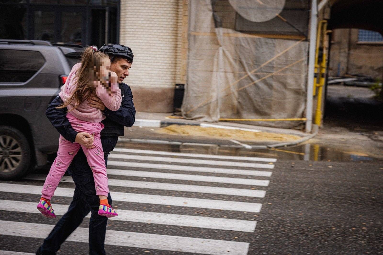 Article «У дітей був жах в очах»: у Харкові відзначили рятувальників та поліцейських, які евакуювали дитсадок після удару