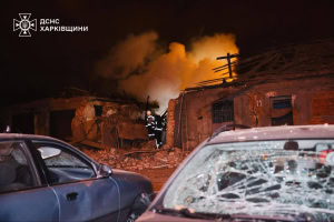 Зображення до посту: На території лікарні в Харкові після авіаудару гасять пожежу — фото