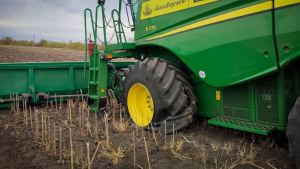 Зображення до посту: Під Берестином на вибухівці підірвався чоловік, на Ізюмщині — комбайн
