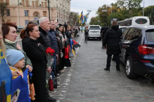 Зображення до посту: День захисників і захисниць: Терехов приєднався до хвилини мовчання у центрі Харкова