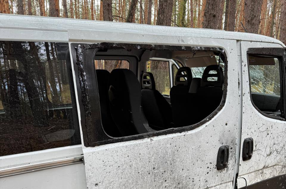 Російський дрон атакував автомобіль. в якому їхали посадовці Борівської громади, 6 жовтня 2025 .Фото: Борівська селищна рада