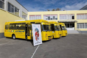 Зображення до посту: Харків отримав три шкільні автобуси для підвозу дітей до підземних шкіл