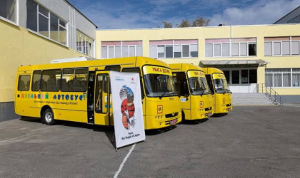 Харкову передали три автобуси, якими дітей підвозитимуть до метрошколи та підземних шкіл. Фото: Харківська міська рада