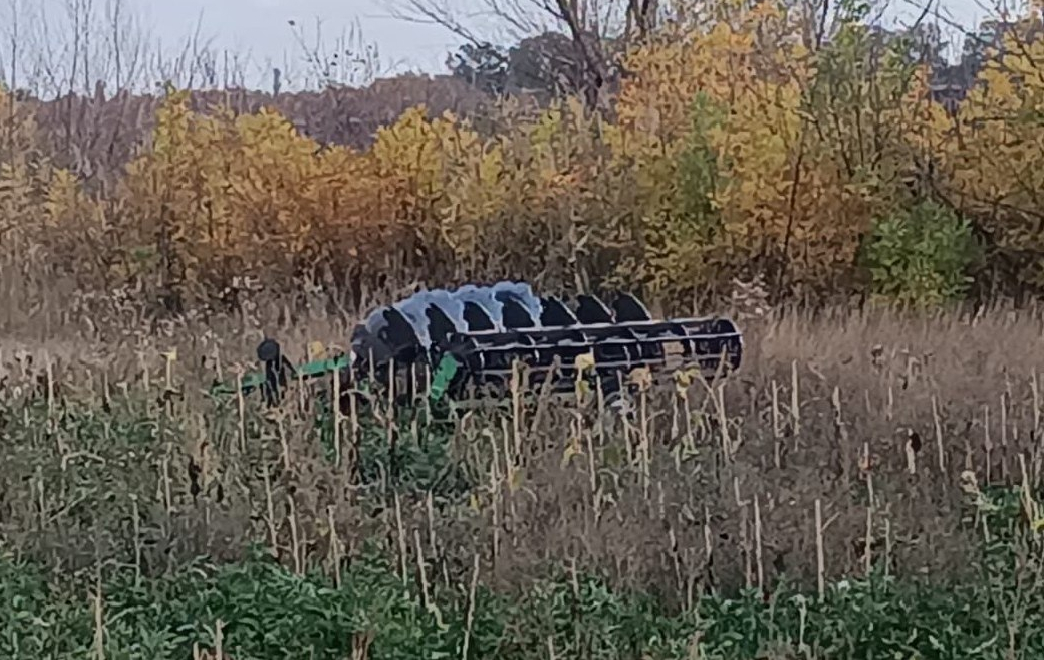Зображення до:  На Харківщині трактор підірвався на вибухівці: постраждав водій