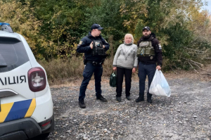 Зображення до посту: З Козачої Лопані евакуювали жінку, яка втратила дім через атаку дронів