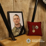 У Харкові попрощалися з майором поліції Миколою Гетьмановим, який загинув у стрілецькому бою, прикриваючи побратимів, 8 жовтня 2025. Фото: Поліція Харківської області