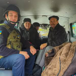 Рятувальники евакуювали з прифронтового села Золочівської громади двох людей, 14 жовтня 2025. Фото: ДСНС Харківщини