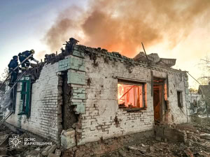 Зображення до посту: Перші фото наслідків авіаудару по Лозовій 18 жовтня: спалахнув приватний будинок