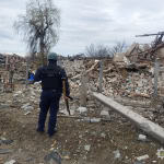 На Куп'янщині правоохоронці дістали з під завалів зруйнованого КАБом будинку 83-річну жінку. Фото: Нацполіція України