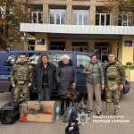 Правоохоронці евакуювали з Куп'янська подружжя з тваринами. Фото: поліція Харківщини