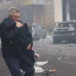 У Харкові з дитячого садка, куди влучили російські безпілотники, виносять дітей, 22 жовтня 2025. Фото: ДСНС України