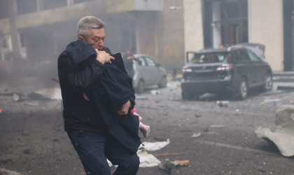 У Харкові з дитячого садка, куди влучили російські безпілотники, виносять дітей, 22 жовтня 2025. Фото: ДСНС України