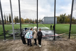 Зображення до посту: У поле в Києві, де тренуються футболісти академії «Металіста 1925», влучив дрон