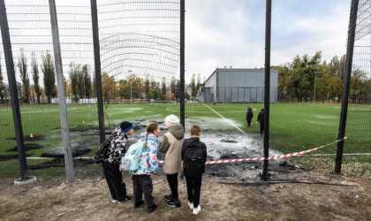 Руйнування на футбольному полі в Києві внаслідок обстрілу 22 жовтня 2025