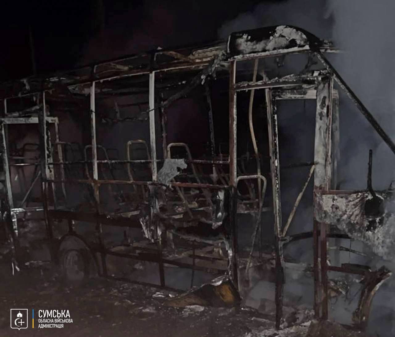 Знищений обстрілом 26 жовтня 2027 автобус на Сумщині