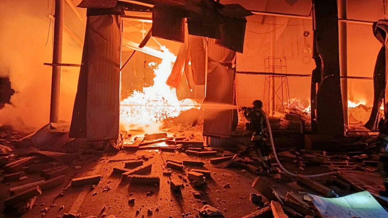 Зображення до:  Російські дрони спричинили пожежі в Ізюмі та Чугуєві, постраждала жінка